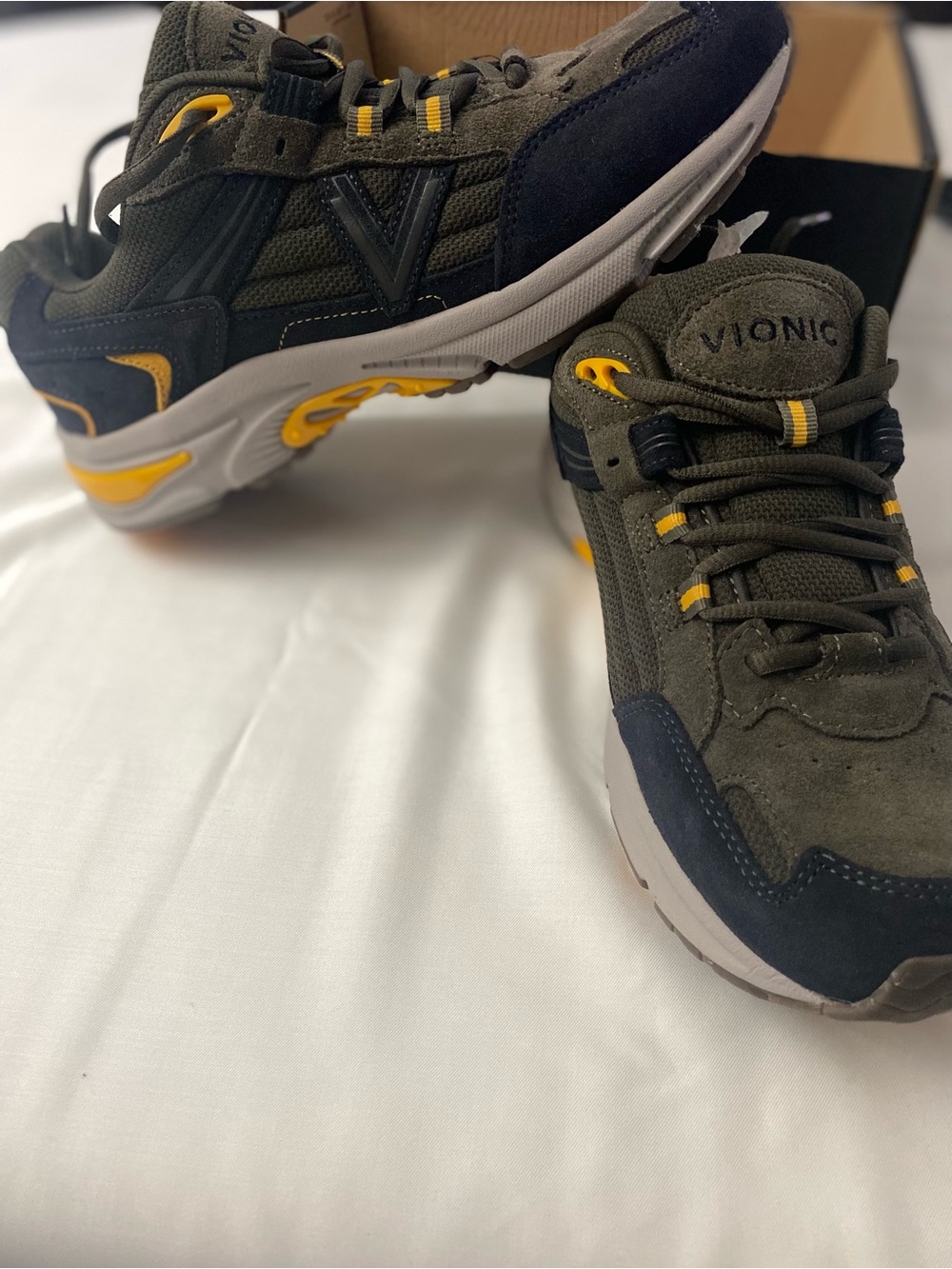 Vionic Men Olive & Navy Suede Sneaker